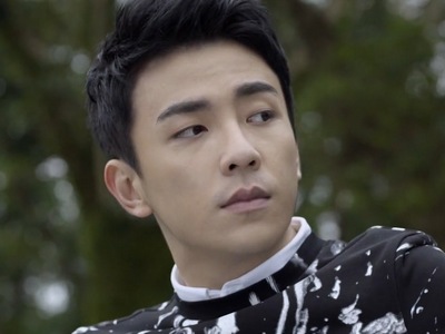 Chin Teng is portrayed by the actor Bernard Ho (æ£®ç«£).
