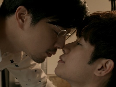 Yi Jie and Xiao Fei come close to a kiss.