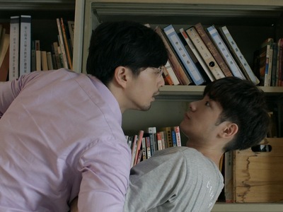 Yi Jie seduces Xiao Fei in his office.