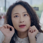 Sister Wang is played by the actress Liao Yi Sing (廖怡裬).