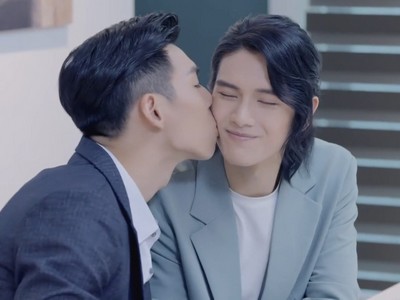 Han Yi gives Bo Wei a kiss on the cheek.
