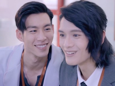 Bo Wei and Han Yi befriend each other.