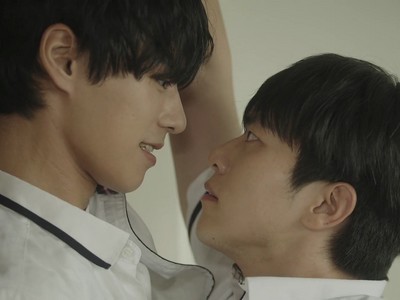 Hyun and Dongho stare into each other's eyes.