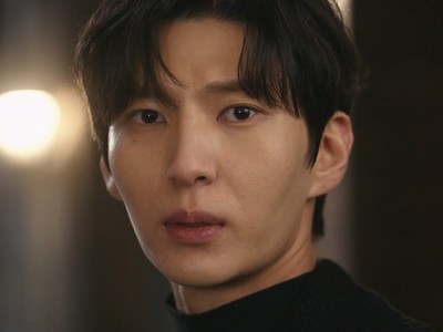 Junghyun is portrayed by the Korean actor Leo (레오).