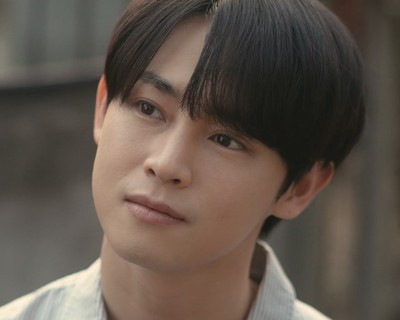 Jungwoo is portrayed by the Korean actor Karam (가람).