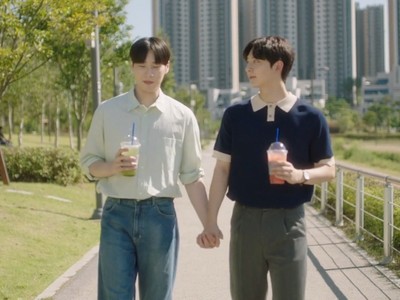 Seung Jun and Jae Hyun hold hands.