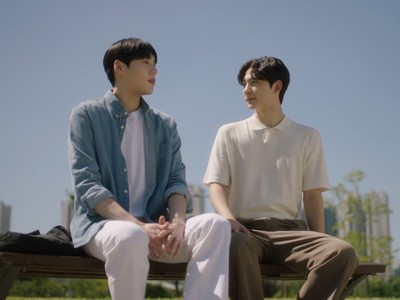 Seung Jun and Jae Hyun have an outdoor date.