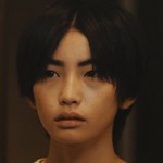 The young version of Chihiro is portrayed by Japanese actor Kiyora Fujiwara (藤原聖).