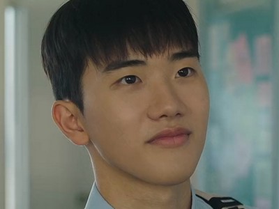 Hee Su is portrayed by Korean actor Ahn Ji Ho (안지호).