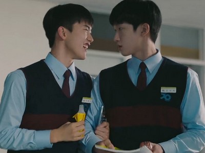 Hee Su and Seung Won are classmates.