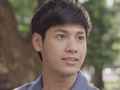 Mes is played by the actor Singto Prachaya Ruangroj (ปราชญา เรืองโรจน์).