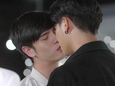 Kim and Tha share their last kiss in the Hidden Love ending.