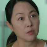 The teacher is portrayed by the Korean actress Jung Yo Sook (정요숙).