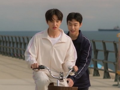 Yi Heon and Se Kyung ride a bicycle together.