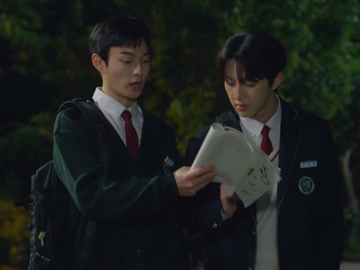 Yi Heon and Se Kyung are high school students.