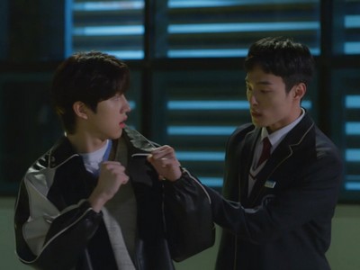 Yi Heon teaches Se Kyung how to fight.