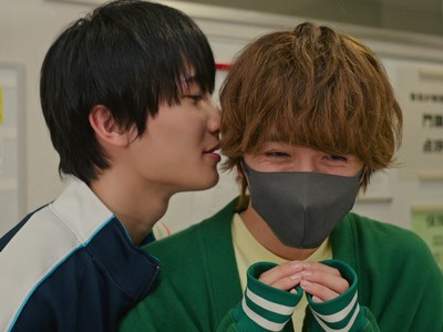Harutora whispers into Sui's ear.