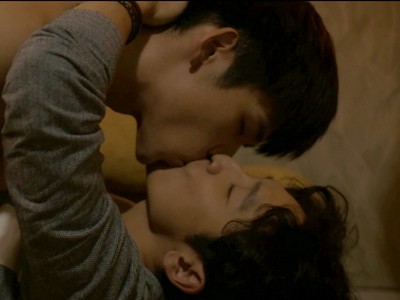 Xiao Jian and Wen Le kiss.