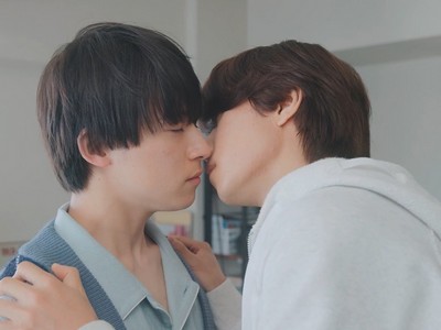 Aoyagi and Akayu share a kiss.