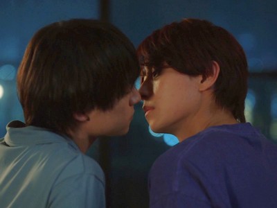 Hajime and Akafuji come close to kissing.