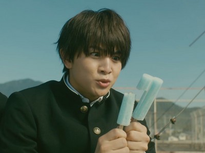 Kakeru shares a popsicle with Yamato.