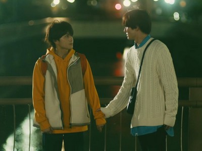 Yamato and Kakeru hold hands.