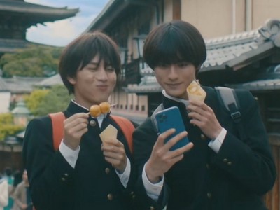 Yamato and Kakeru take a selfie together.