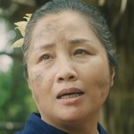 Fong Kaew's mom is portrayed by a Thai actress.