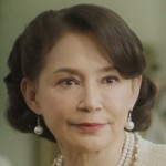 Yai's mother is portrayed by the Thai actress Tong Savitree Samipak (สาวิตรี สามิภักดิ์).