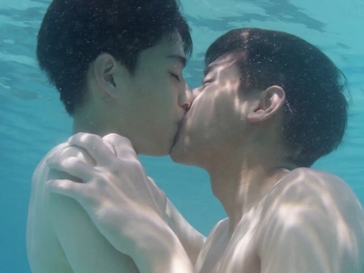 Teh and Oh-aew share their first kiss underwater.