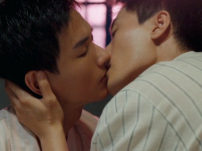 Lu Xi and Bing Chen kiss.