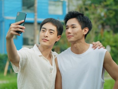 Lu Xi takes a selfie with Bing Chen.