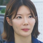 Jung Eun is Yeon Woo's sister.