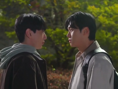 Eung Seong and Gang Woo confront each other at night.