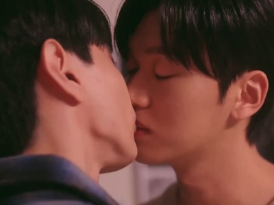 Eun Seong and Gang Woo kiss.