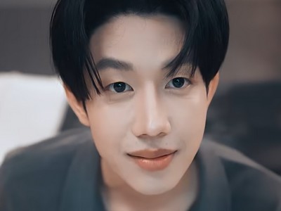 Focus is portrayed by the Thai actor Dech Narongdet Rungarun (เดช ณรงค์เดช รุ่งอรุณ).