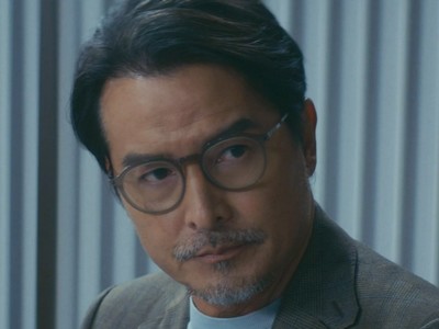 Xian Hong is portrayed by Malaysian actor Christopher Lee (李銘順).