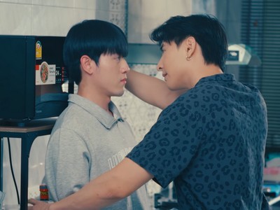 Bam and Jess flirt in the kitchen.