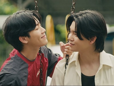 Jack and Joke flirt on the swings.