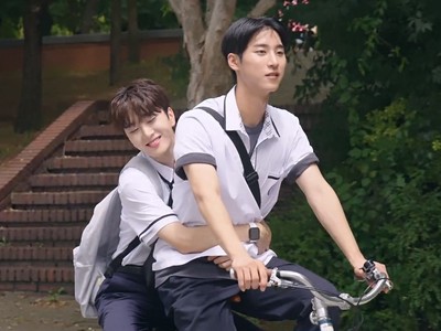 Se Heon and Tae Yi ride a bicycle together.