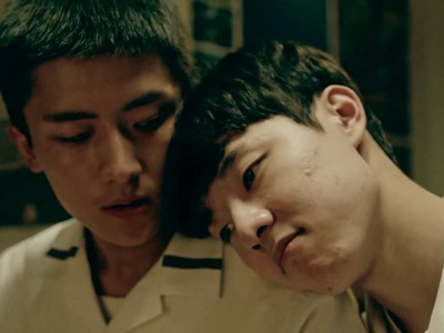 Minha places his head on Sangbeom's shoulder.