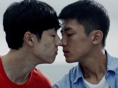 Minha and Sangbeom lean towards each other for a kiss.