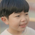 Young Lee Jun is portrayed by a Korean child actor.