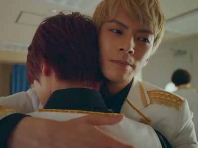 Issei gives Kyou a hug.
