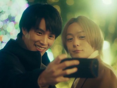 Ichiro and Shiro take a selfie together.