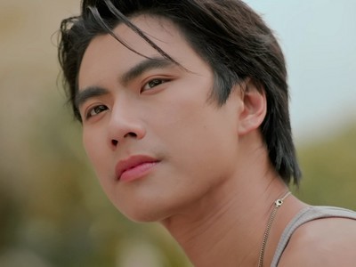 Min is portrayed by the Thai actor Ohm Pawat Chittsawangdee (โอม ภวัต จิตต์สว่างดี).