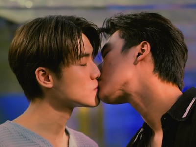 Min and Q kiss.