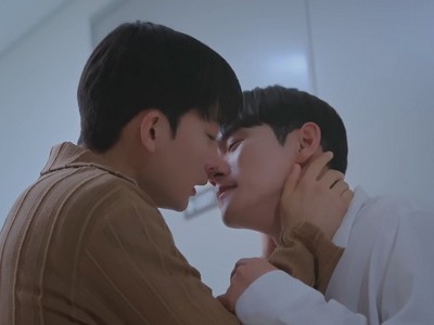 The couple has a make-up kiss in Kiss Kiss SXX.