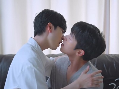 The couple comes close to kissing in Kiss Kiss SXX.