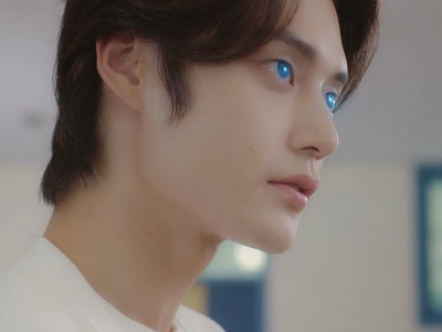 Jun Ho's eyes turn blue because of his vampirism.